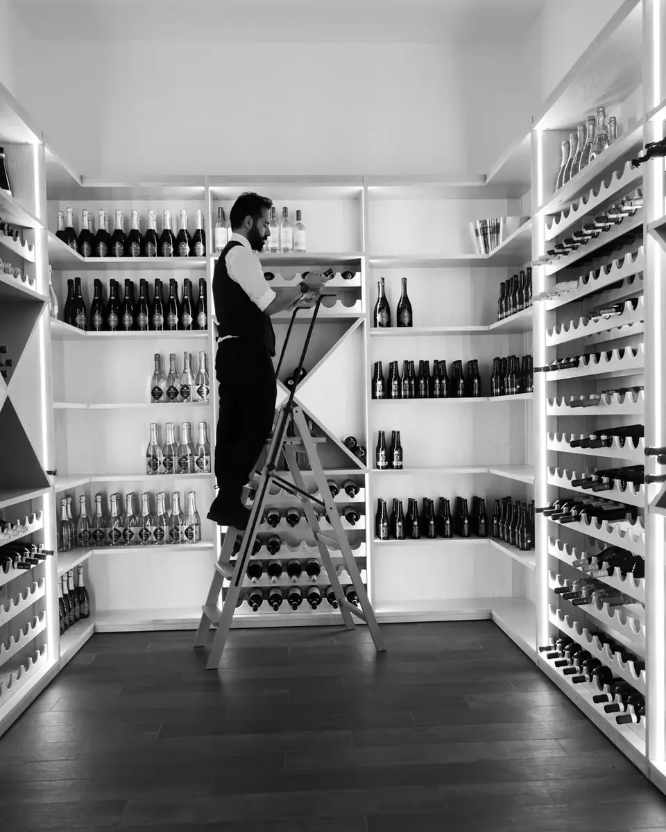 Bottiglie nella cantina di Sabìa