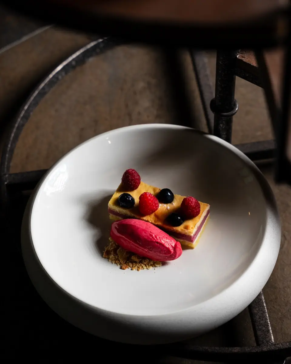 Torta charlotte con sorbetto ai frutti rossi