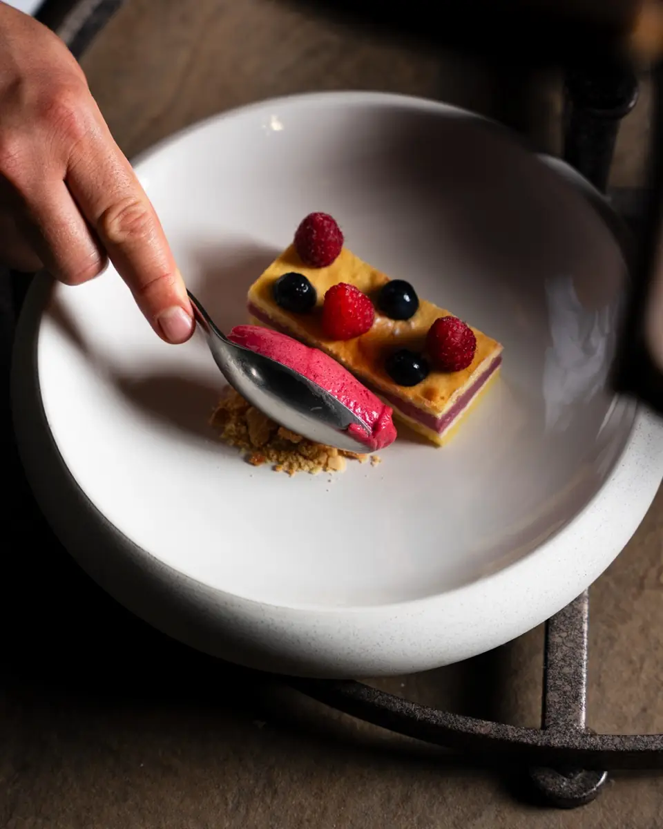 Torta charlotte con sorbetto ai frutti rossi