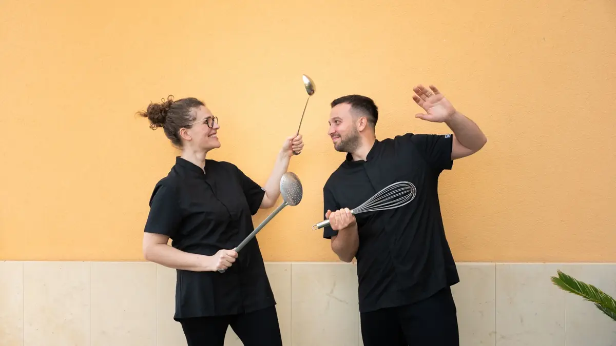 Stefano e Pilar che giocano con mestoli e frusta