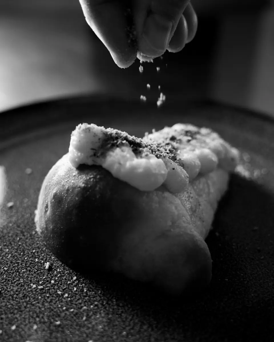 «Finta pizza» con tartare di vitello e burrata
