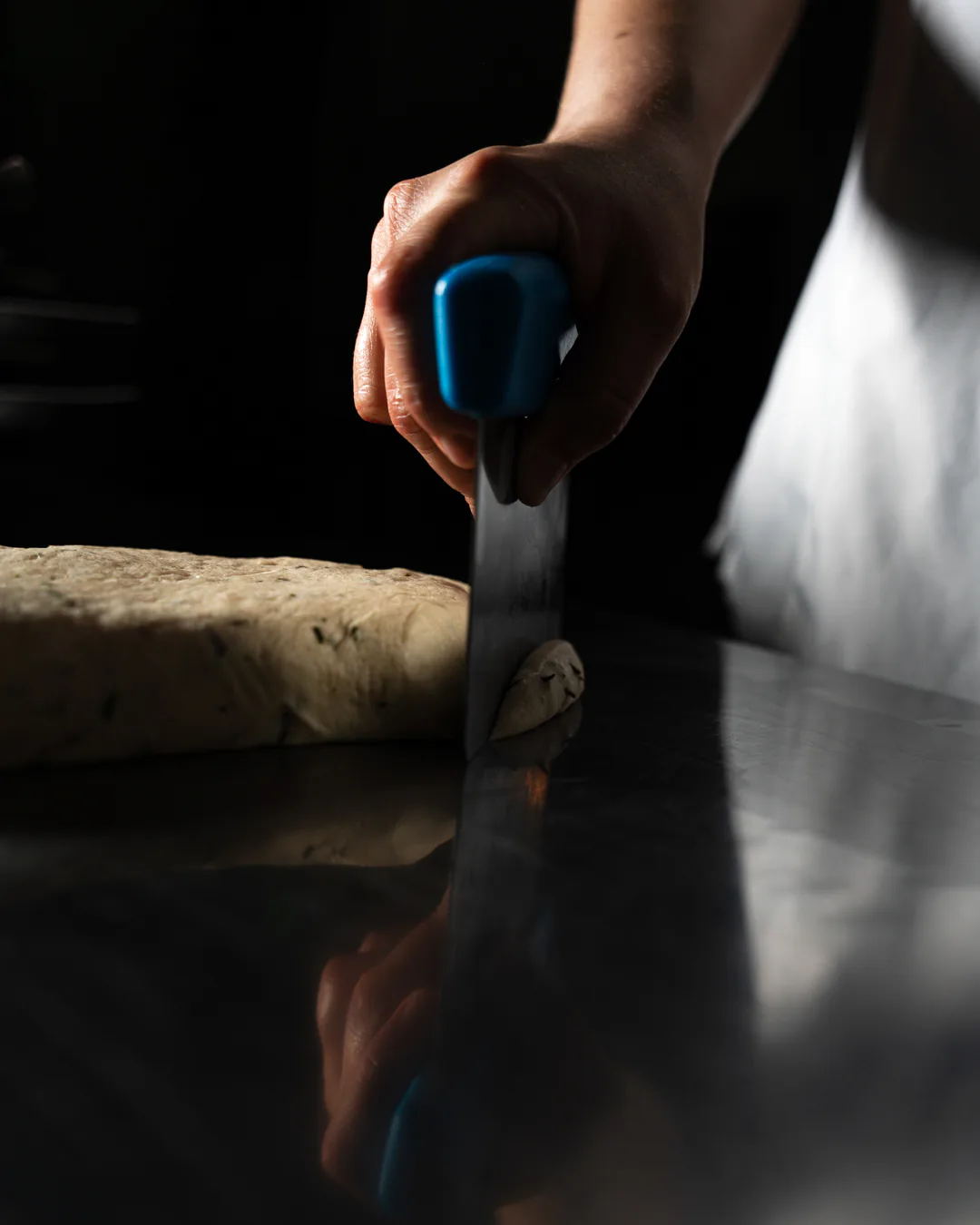 Il taglio dell'impasto alle erbe
