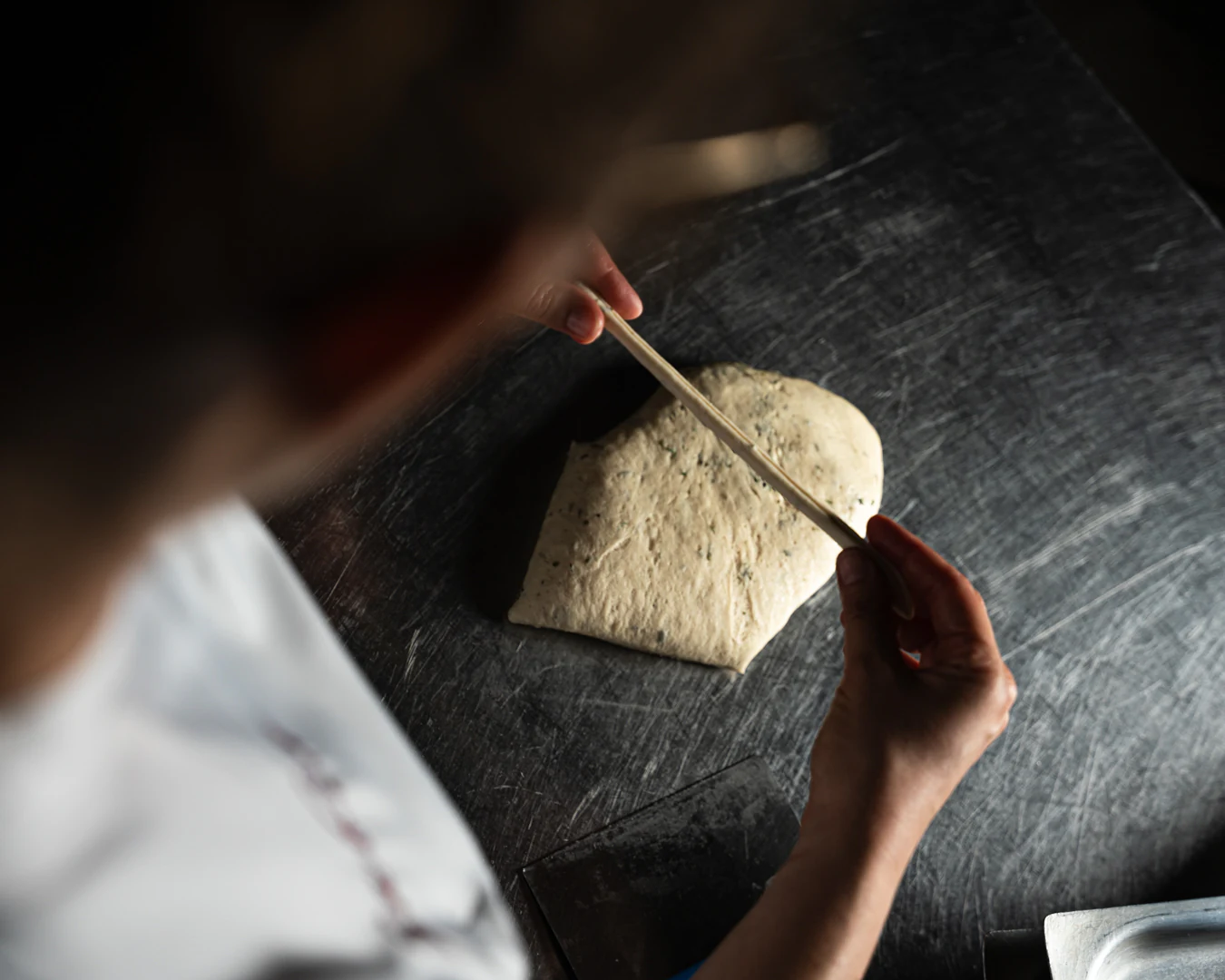 Le mani degli chef che rifiniscono un piatto