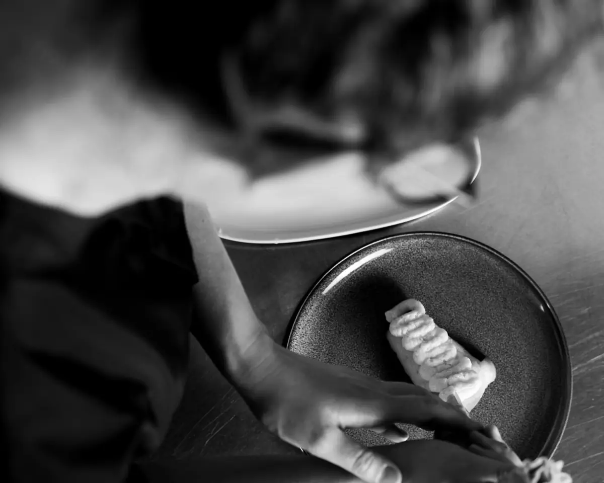 Pilar Toledo impiatta nella cucina di Sabìa