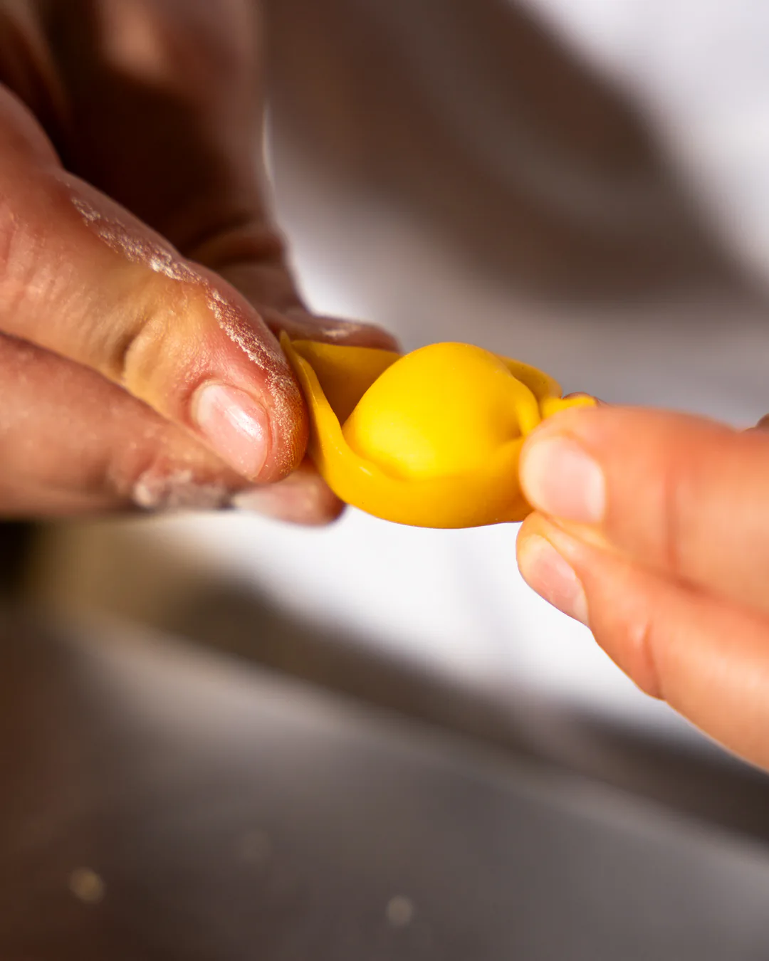 Le mani che chiudono la pasta fresca