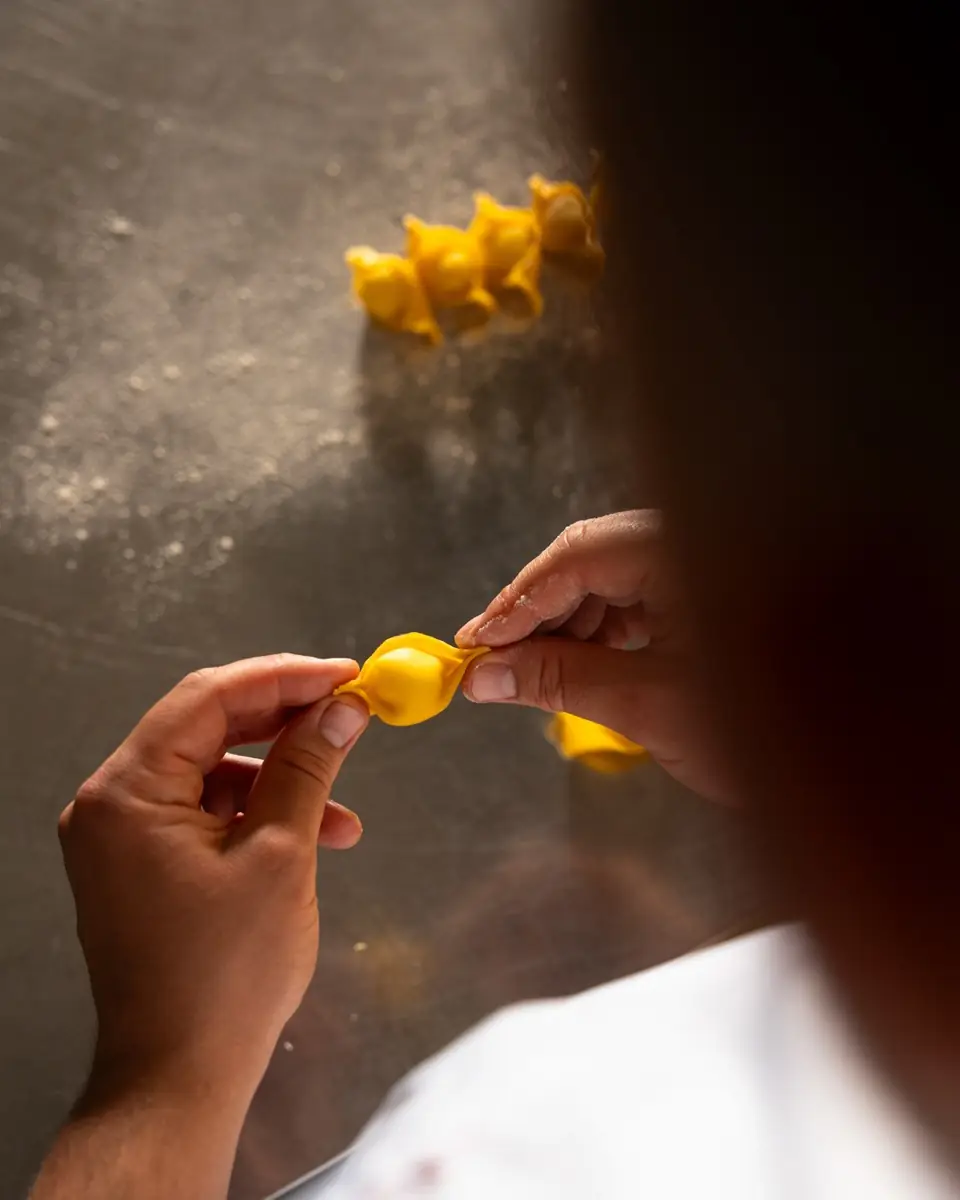 Le mani dello chef che rifinisce un piatto