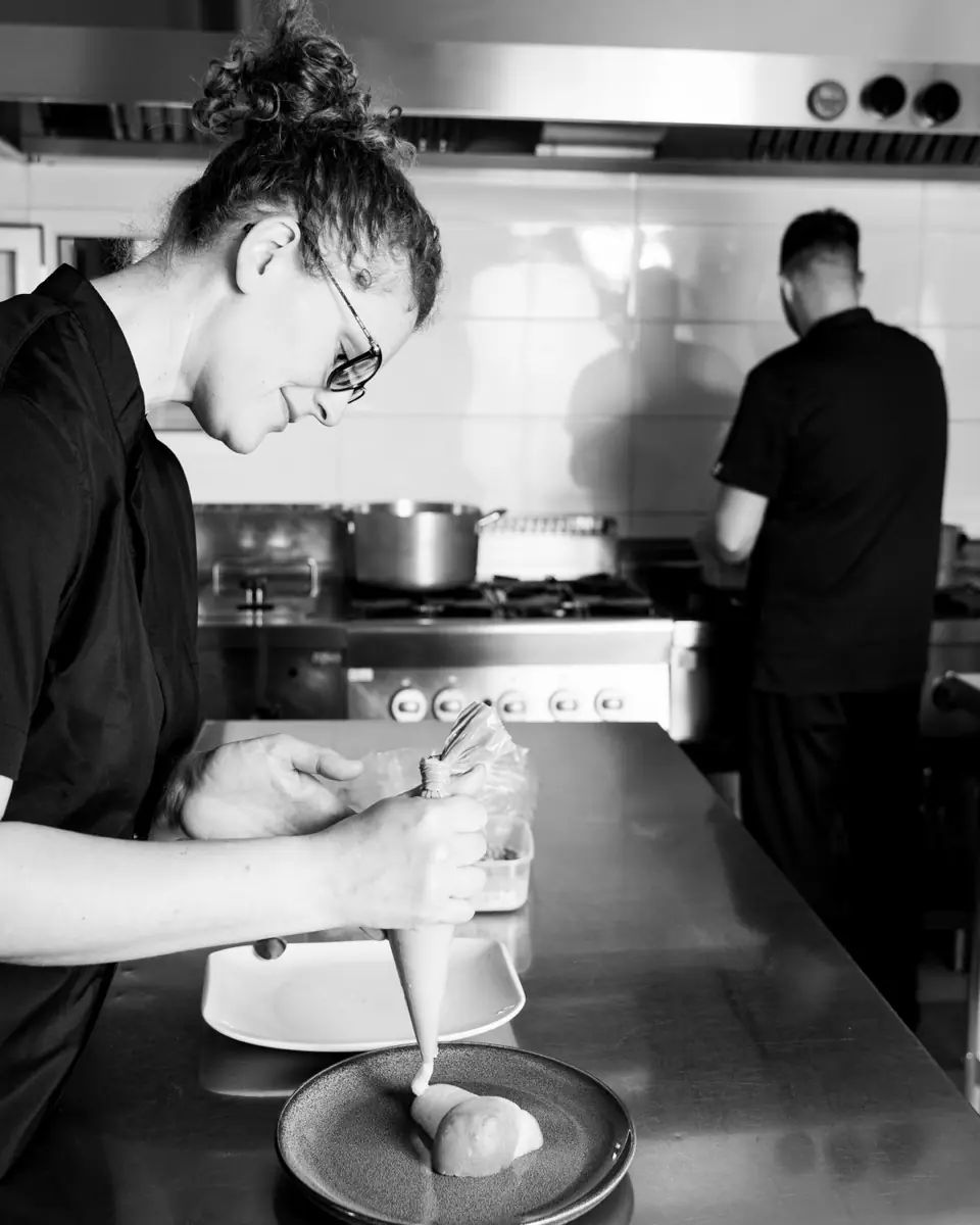 La chef Pilar Toledo impiatta nella cucina di Sabìa