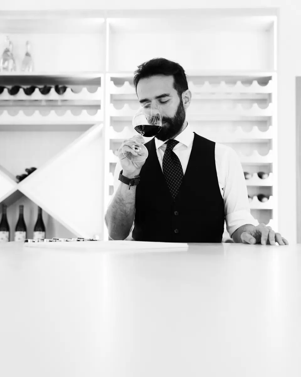 Degustazione al banco della cantina di Sabìa