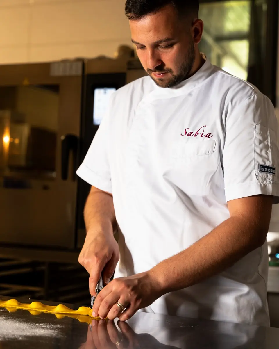 Lo chef Stefano Toscano al lavoro nella cucina di Sabìa