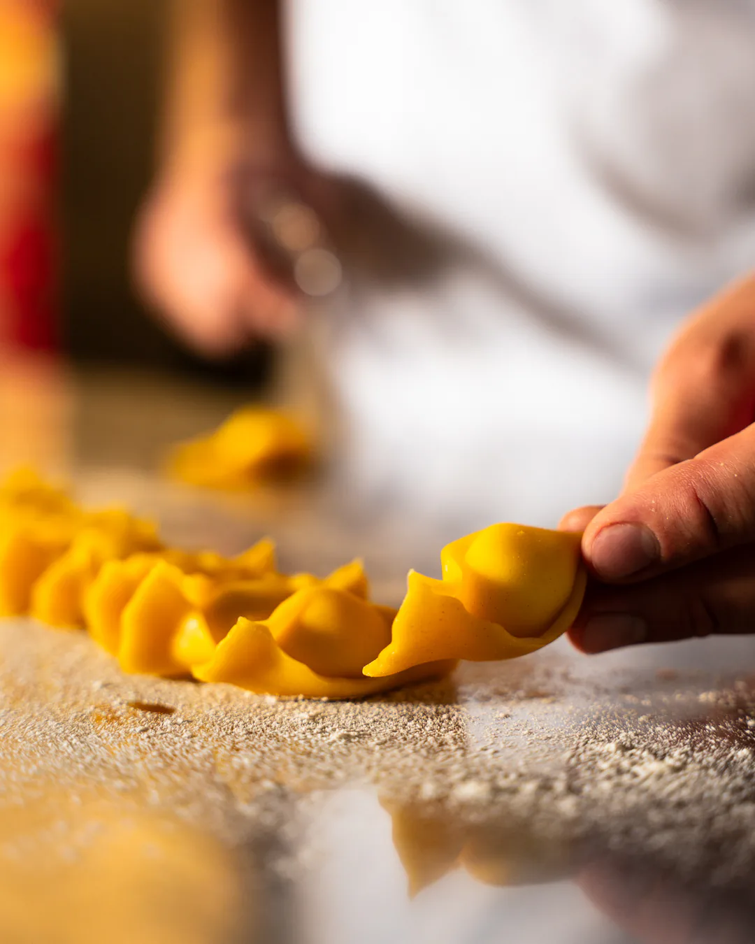 I tortelli appena chiusi, in fila sul banco